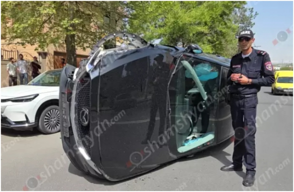 Երևանում Mazda CX 5-ը բախվել է կայանված 2 ավտոմեքենայի և կողաշրջվել՝ մասամբ հայտնվելով ճանապարհի մեջտեղում